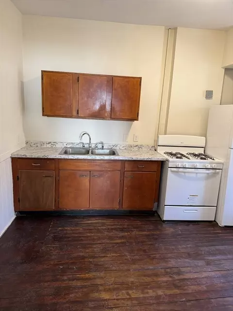 2 Preston St, Worcester, MA 01610 photo 3