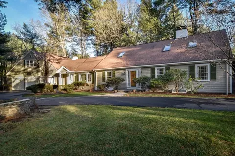 9 Buttercup Ln, Dover, MA 02030