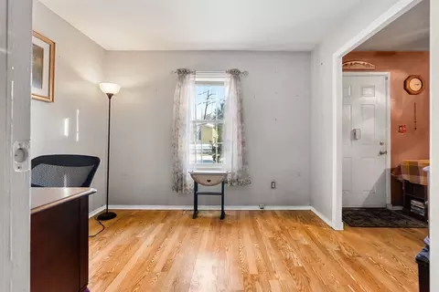Entry Way - 194 River Rd, Lowell, MA 01852 photo 4 of 5