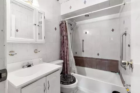 Bath - 194 River Rd, Lowell, MA 01852 photo 1 of 1