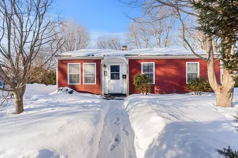 194 River Rd, Lowell, MA 01852
