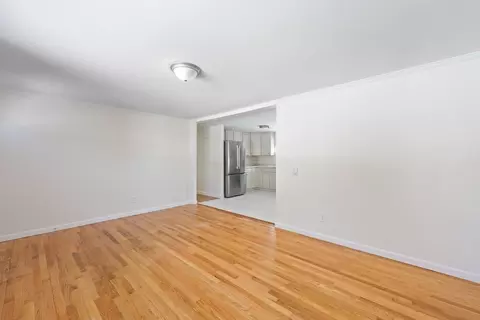 Living - 39 Thyme Ln, Springfield, MA 01129 photo 2 of 3