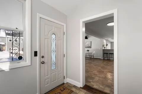 Entry Way - 6 Nathaniel St, Worcester, MA 01604 photo 2 of 4