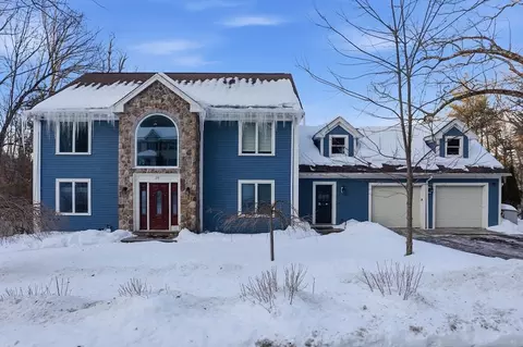 28 Hume Rd, Bedford, MA 01730