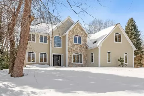 28 Stirling St, Andover, MA 01810