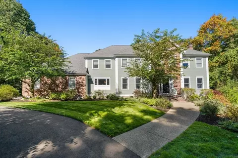 177 Bay Colony Dr, Westwood, MA 02090
