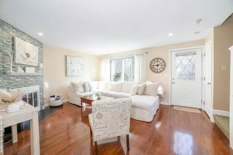 37 Scotty Hollow Dr #B, Chelmsford, MA 01863