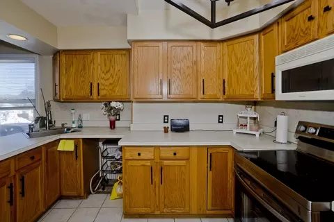 23 Jackson St, Chicopee, MA 01020 photo 3