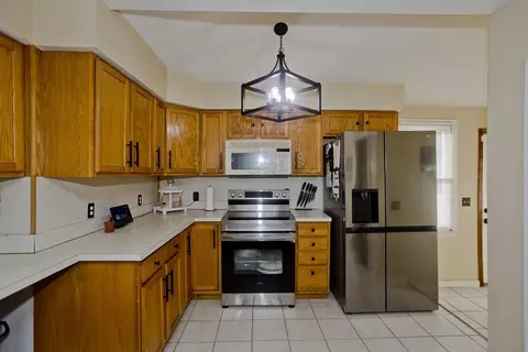 23 Jackson St, Chicopee, MA 01020 photo 2