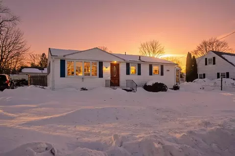 35 Mount Vernon Rd, Chicopee, MA 01013