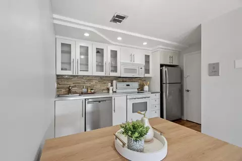 Kitchen - 34 Bayview Ter #5, Danvers, MA 01923 photo 5 of 7