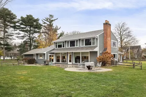 18 High St, Dartmouth, MA 02748