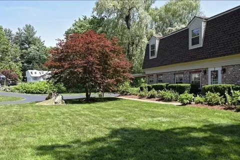 31 Elm St, Upton, MA 01568