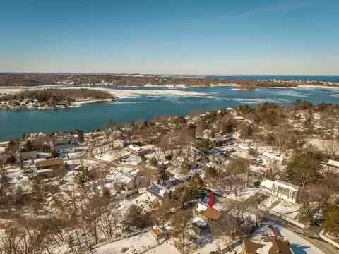 13 Honeysuckle Rd, Gloucester, MA 01930 photo 4