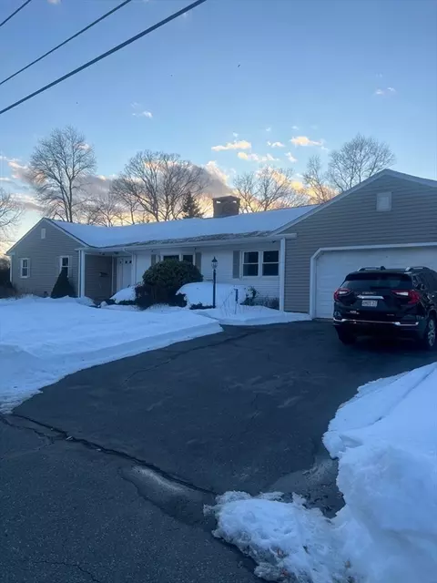 131 Chateau Dr, Somerset, MA 02726