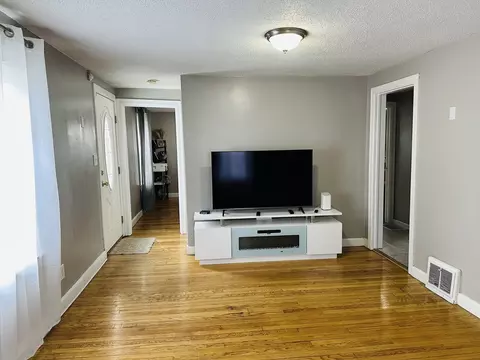42 Marquette St, Springfield, MA 01104 photo 4
