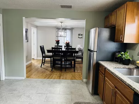 42 Marquette St, Springfield, MA 01104 photo 8