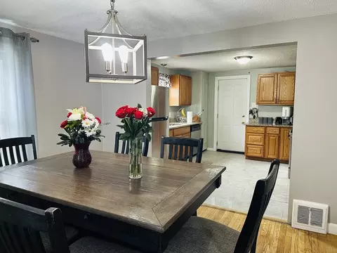 42 Marquette St, Springfield, MA 01104 photo 5