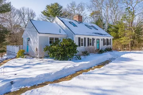 1 Fox Ln, Falmouth, MA 02540