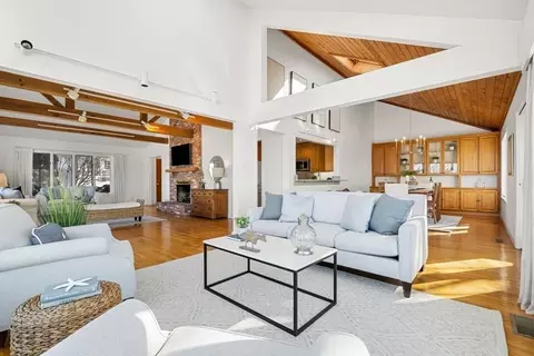 Living - 21 Kenneth Rd, Marblehead, MA 01945 photo 6 of 7