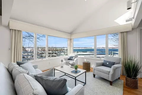 Living - 21 Kenneth Rd, Marblehead, MA 01945 photo 4 of 7
