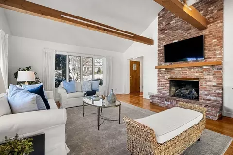 Living - 21 Kenneth Rd, Marblehead, MA 01945 photo 2 of 7