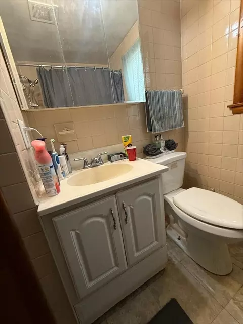 Bath - 228 Acrebrook Rd, Springfield, MA 01129 photo 2 of 5
