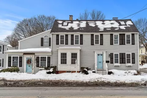 215 Merrimac St #2, Newburyport, MA 01950