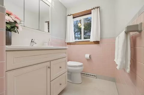 Bath - 5 Crest Dr W, Dover, MA 02030 photo 3 of 4