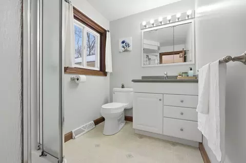 Bath - 5 Crest Dr W, Dover, MA 02030 photo 1 of 4