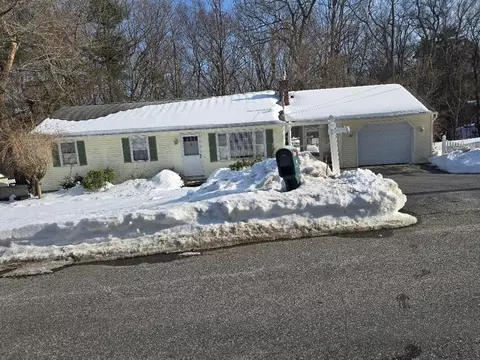 46 Westwood Dr, Sturbridge, MA 01566