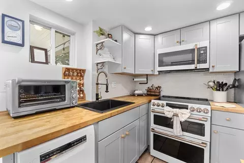 Kitchen - 5 Wise Pl, Gloucester, MA 01930 photo 2 of 5