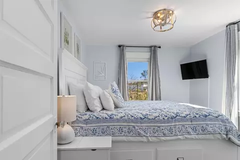 Bedroom - 5 Wise Pl, Gloucester, MA 01930 photo 3 of 4
