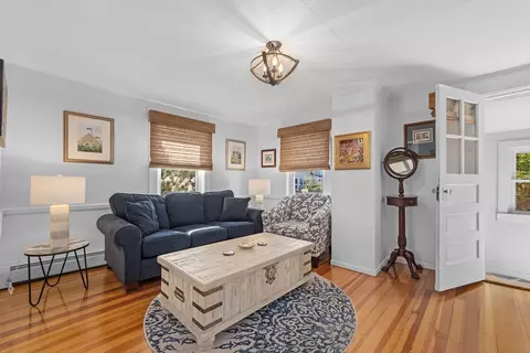 Living - 5 Wise Pl, Gloucester, MA 01930 photo 2 of 3