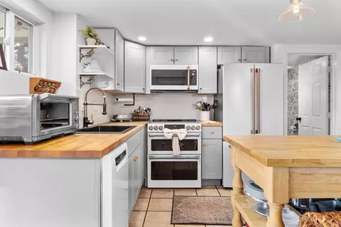 Kitchen - 5 Wise Pl, Gloucester, MA 01930 photo 1 of 5
