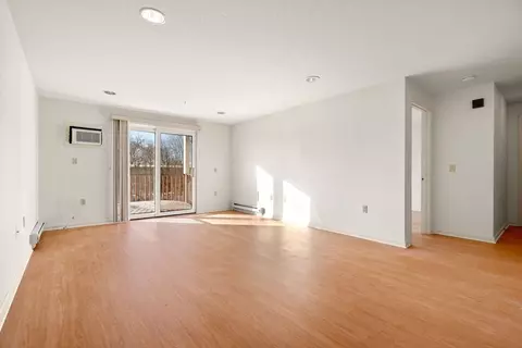 Living - 2 Ocean Ave #2K, Gloucester, MA 01930 photo 4 of 7