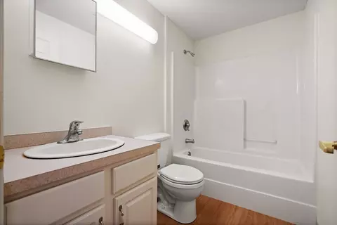 Bath - 2 Ocean Ave #2K, Gloucester, MA 01930 photo 1 of 1
