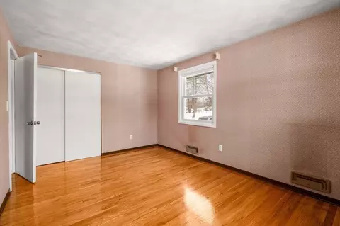 Bedroom - 2 Iroquois Rd, Danvers, MA 01923 photo 2 of 6