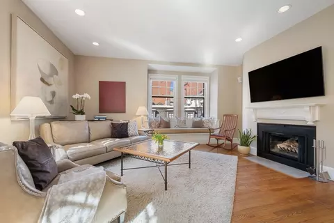 82 Chestnut St #30, Boston, MA 02108