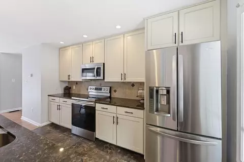 18 Devlin Dr, Chicopee, MA 01020 photo 9