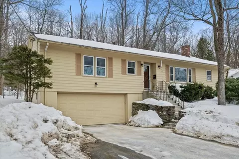 28 Lynnwood Ln, Worcester, MA 01609