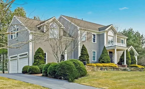 51 Farmside Dr, Pembroke, MA 02359