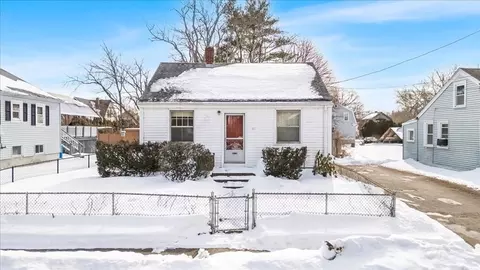 13 Hawthorne St, Fairhaven, MA 02719