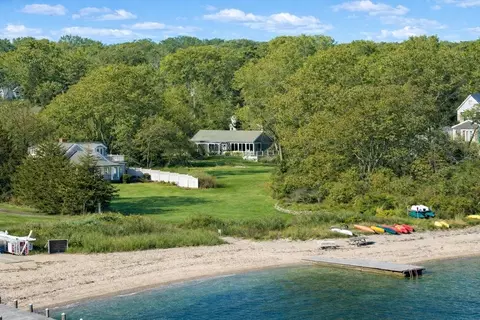 16 Frog Holw, Vineyard Haven, MA 02568