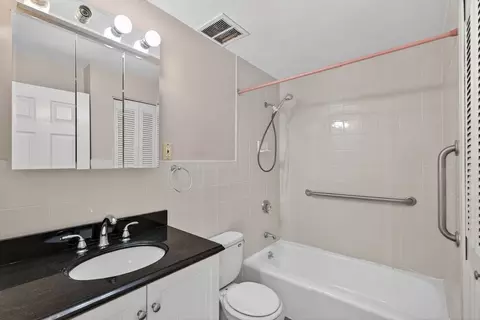 Bath - 5 Washington St #D4, Reading, MA 01867 photo 1 of 1