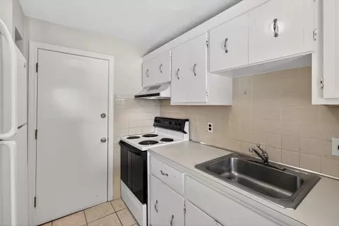 Kitchen - 5 Washington St #D4, Reading, MA 01867 photo 2 of 2