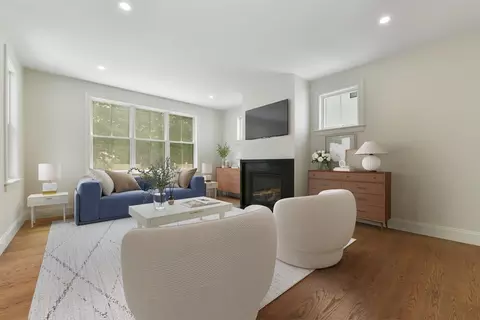 Living - 134 Hillside Ave #134, Needham, MA 02494 photo 2 of 5