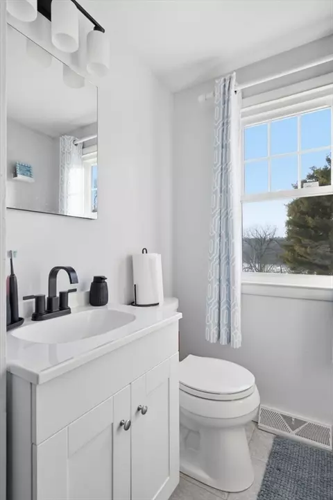 30 W Hill Rd, Springfield, MA 01109 photo 19