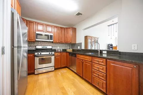 5170 Washington St #107, Boston, MA 02132