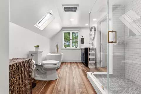 Bath - 32 Summer St, Georgetown, MA 01833 photo 2 of 4